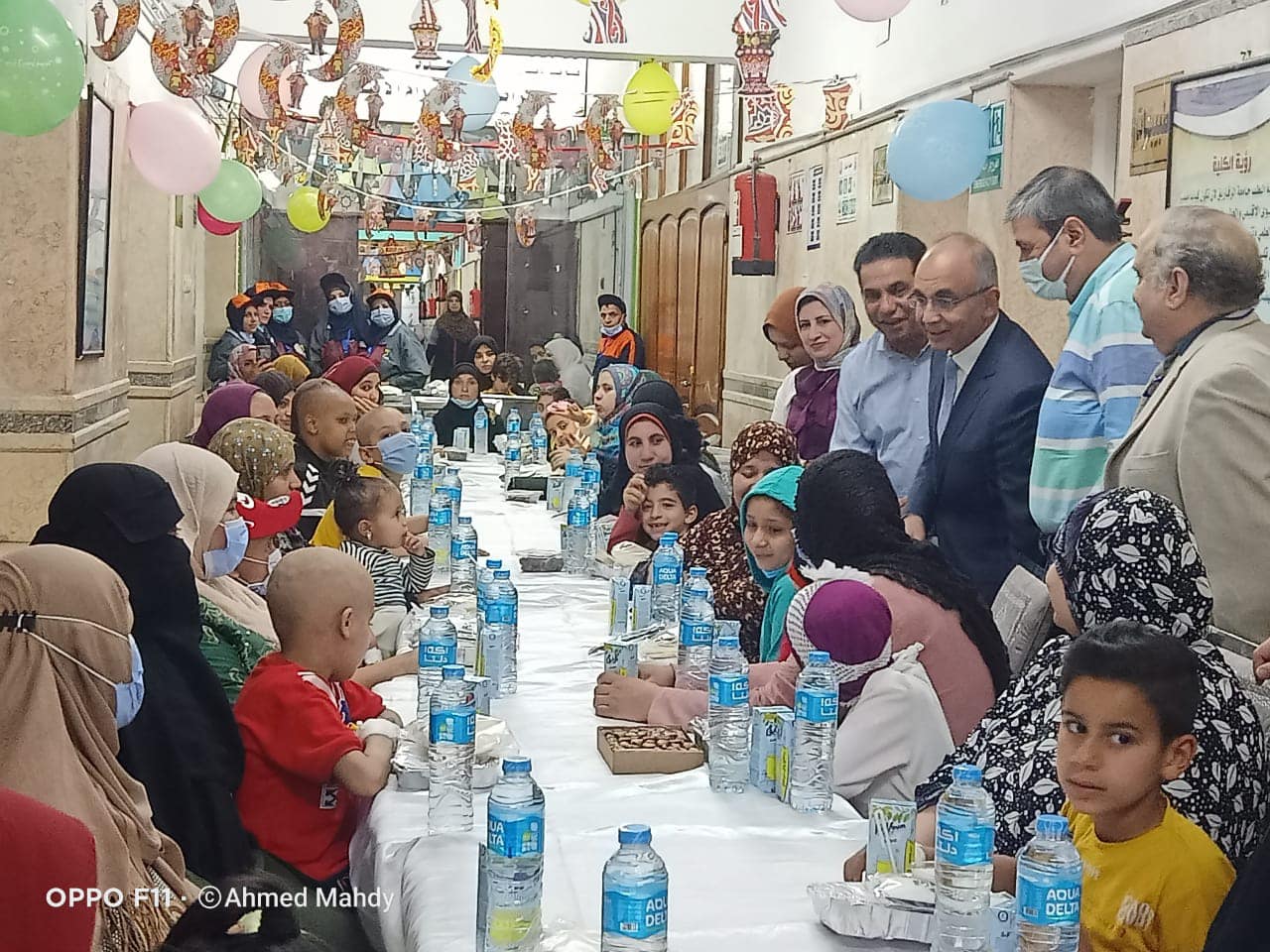 رئيس الجامعة يتناول إفطار رمضان مع أطفال مرضى الدم والأورام بكلية الطب البشري